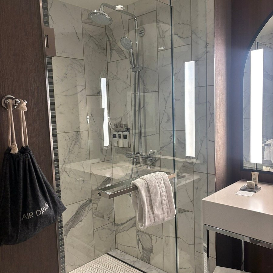 Omni Louisville Hotel — Bathroom