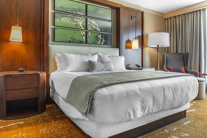Omni Louisville Hotel — Guest room