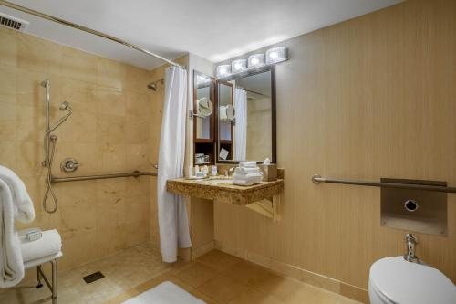 Omni New Haven Hotel at Yale — Bathroom