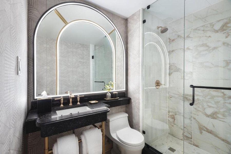 Omni Severin Hotel — Bathroom
