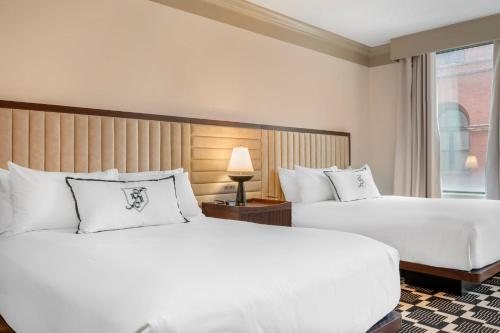 Omni Severin Hotel — Guest room