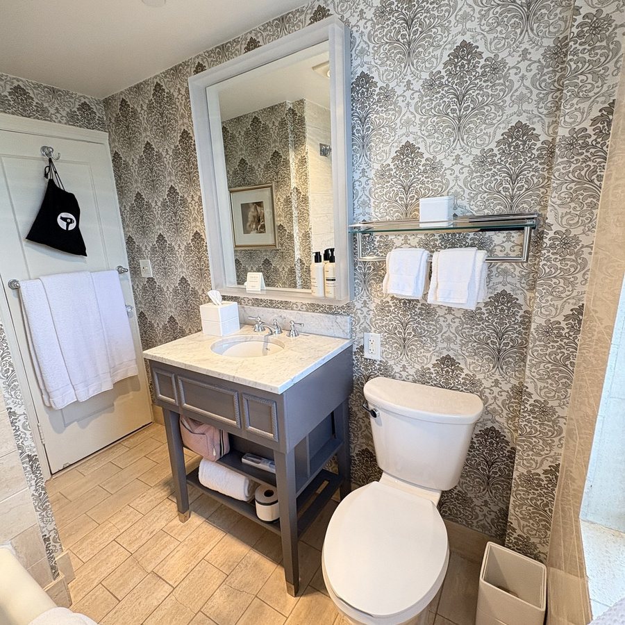 Omni Shoreham Hotel — Bathroom