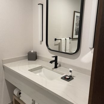 Omni Viking Lakes Hotel — Bathroom