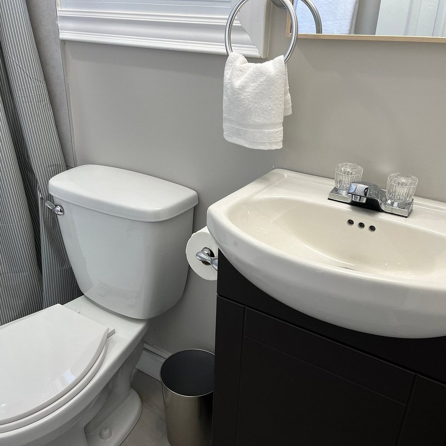 Omstead s On Erie B B — Bathroom