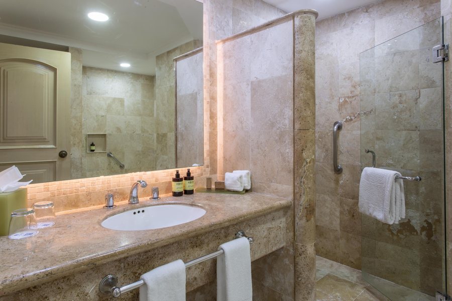 One Cancun Centro — Bathroom