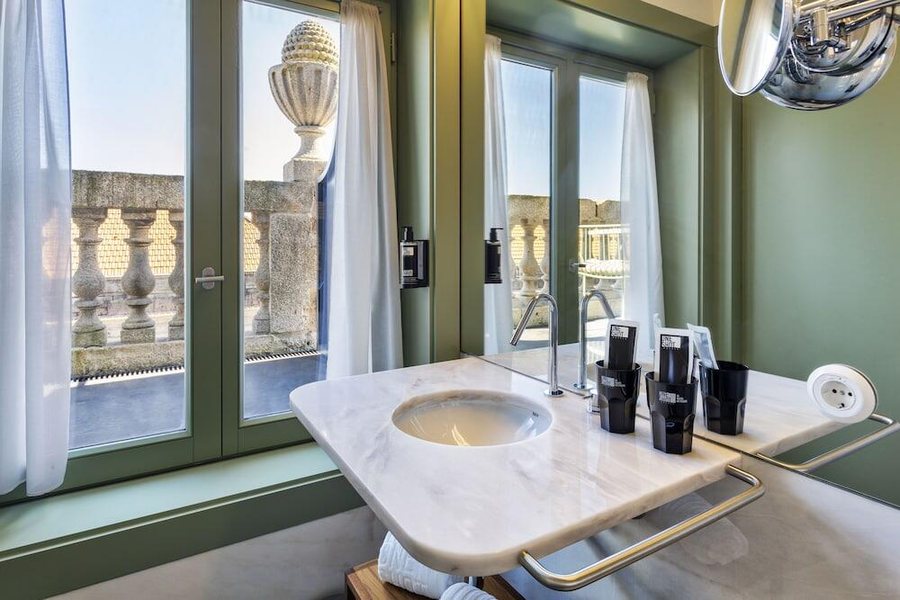 One Shot Aliados Goldsmith — Bathroom
