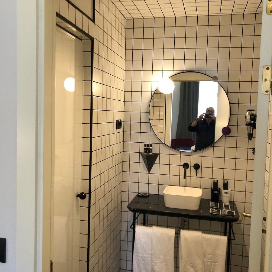 One Shot Fortuny — Bathroom