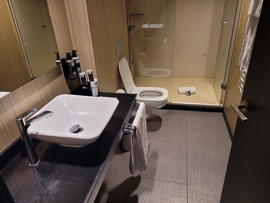 One Shot Luchana — Bathroom