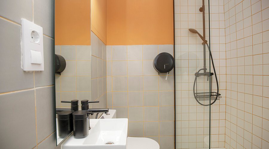 Onefam Paralelo Hostel Barcelona Barcelona Catalonia — Bathroom