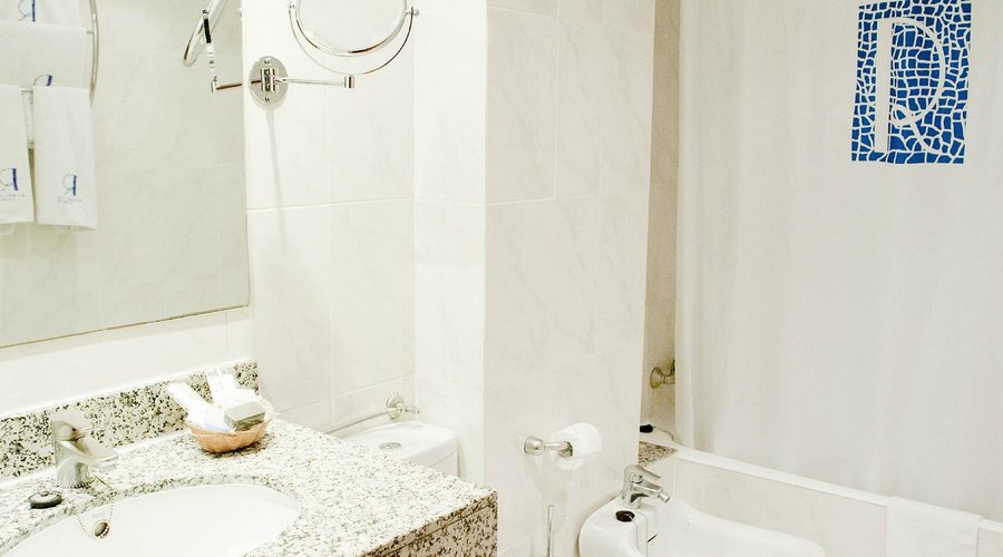Onefam Ramblas Hostel Barcelona Barcelona Catalonia — Bathroom