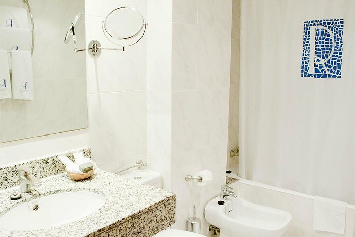 Onefam Ramblas Hostel Barcelona — Bathroom