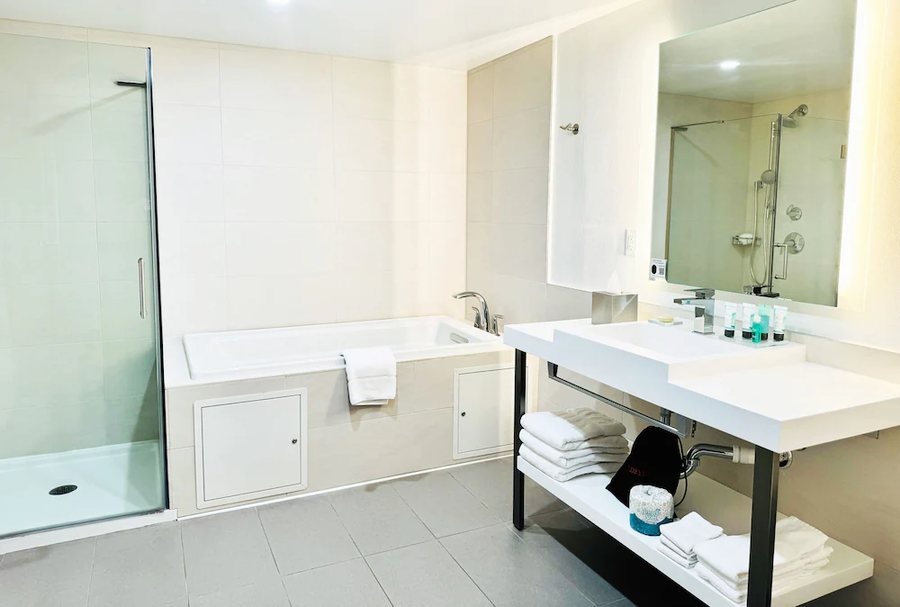 Oneida Hotel — Bathroom