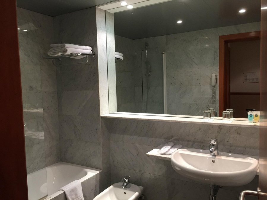 Onix Liceo Hotel Barcelona Catalonia — Bathroom
