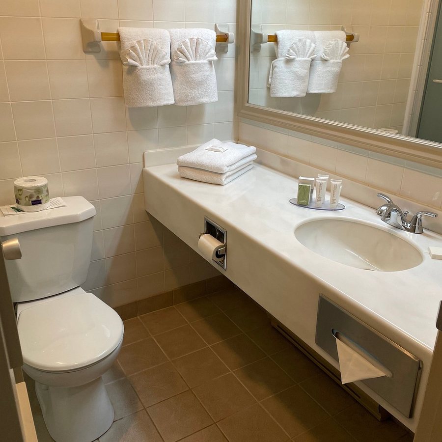Ontario Inn — Bathroom