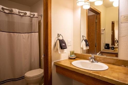 Open Hearth Lodge — Bathroom