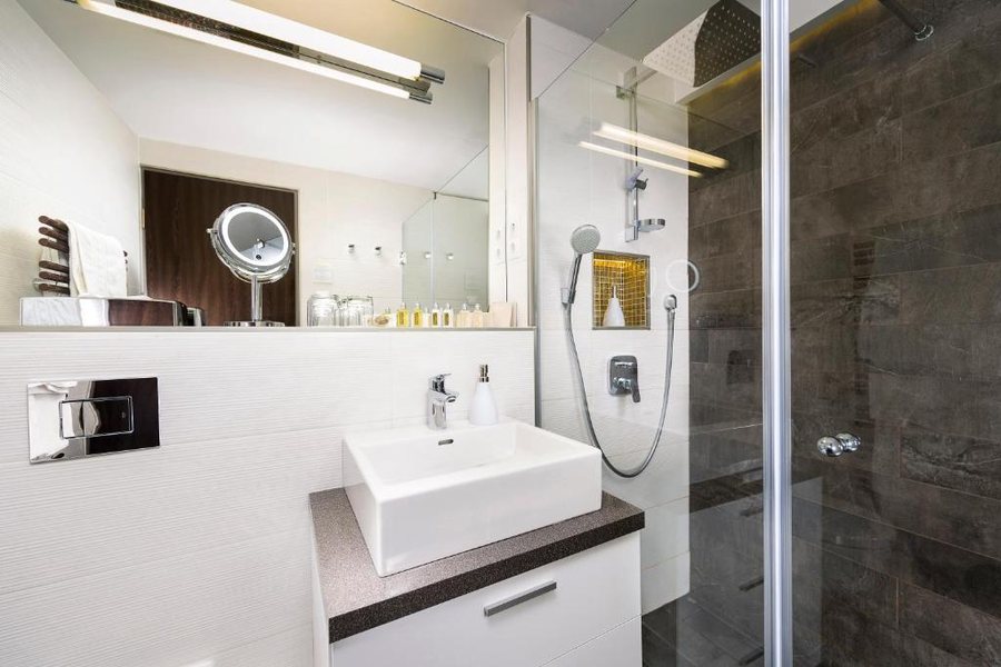 Opera Garden Hotel Apartments — Bathroom