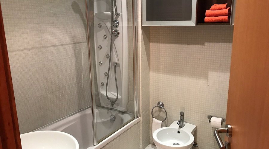 Oporto Trendy Apartments — Bathroom