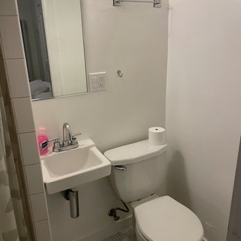 Orange Drive Hostel Los Angeles California — Bathroom