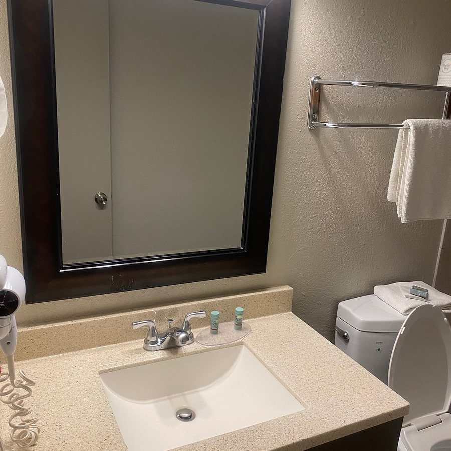 Orangewood Inn Suites — Bathroom
