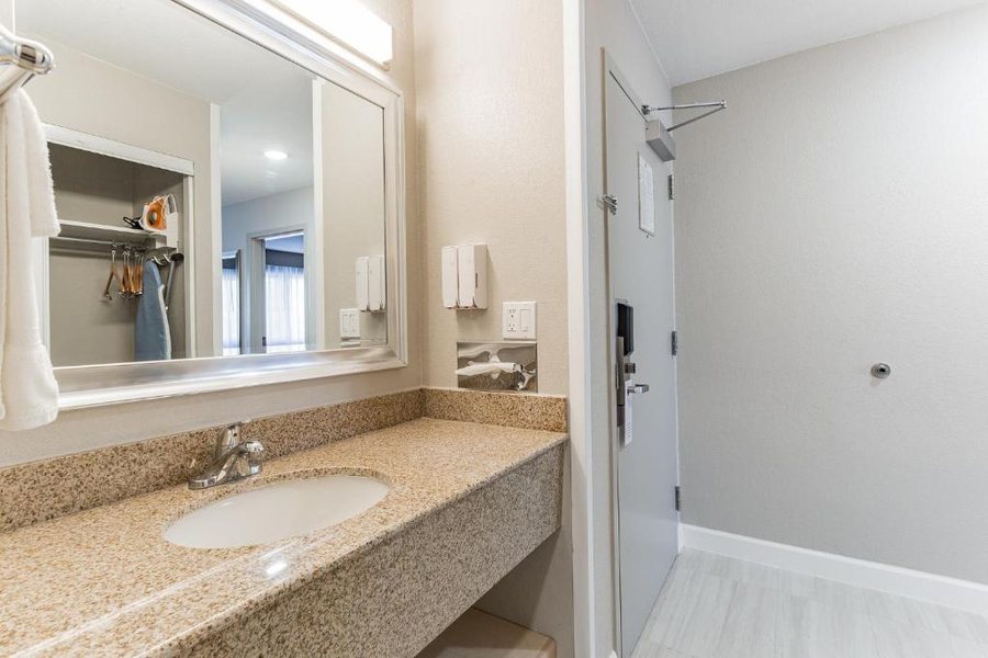 Orangewood Inn Suites Kansas City Airport Kansas City Missouri — Bathroom