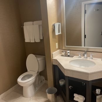 Orbit Hotel and Hostel Los Angeles California — Bathroom