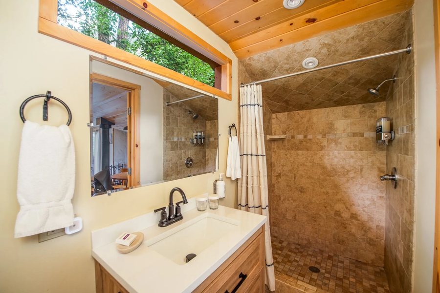 Orchard Canyon on Oak Creek — Bathroom