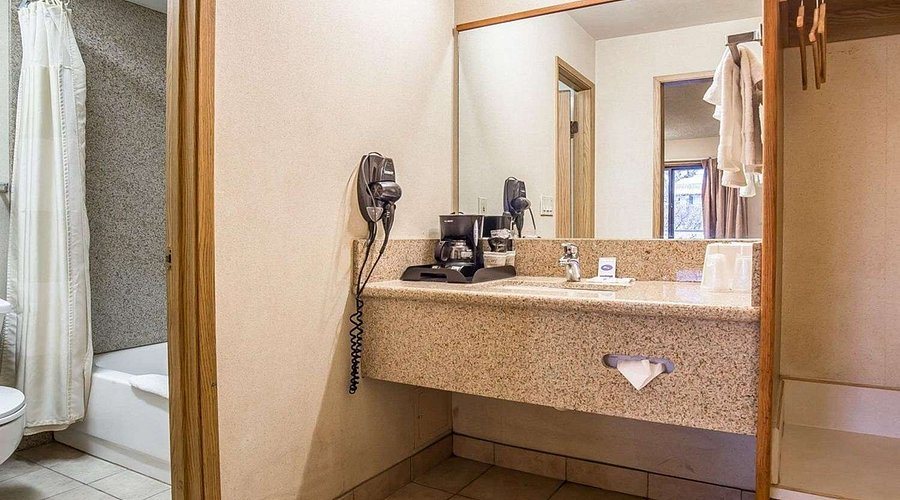 Oregon Trail Motel — Bathroom