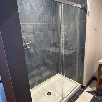 Origin Kansas City Riverfront — Bathroom