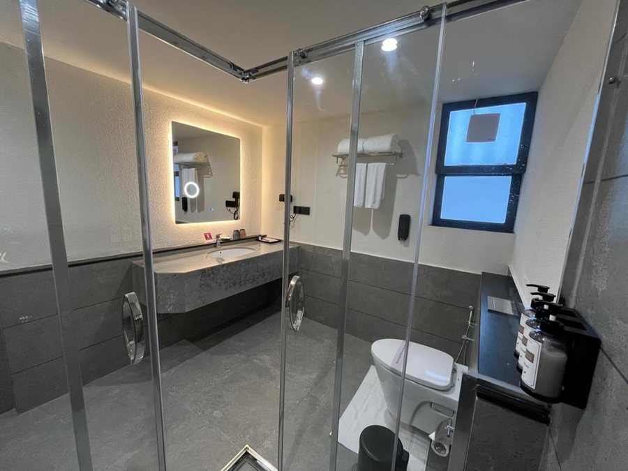 Oshin Calicut — Bathroom