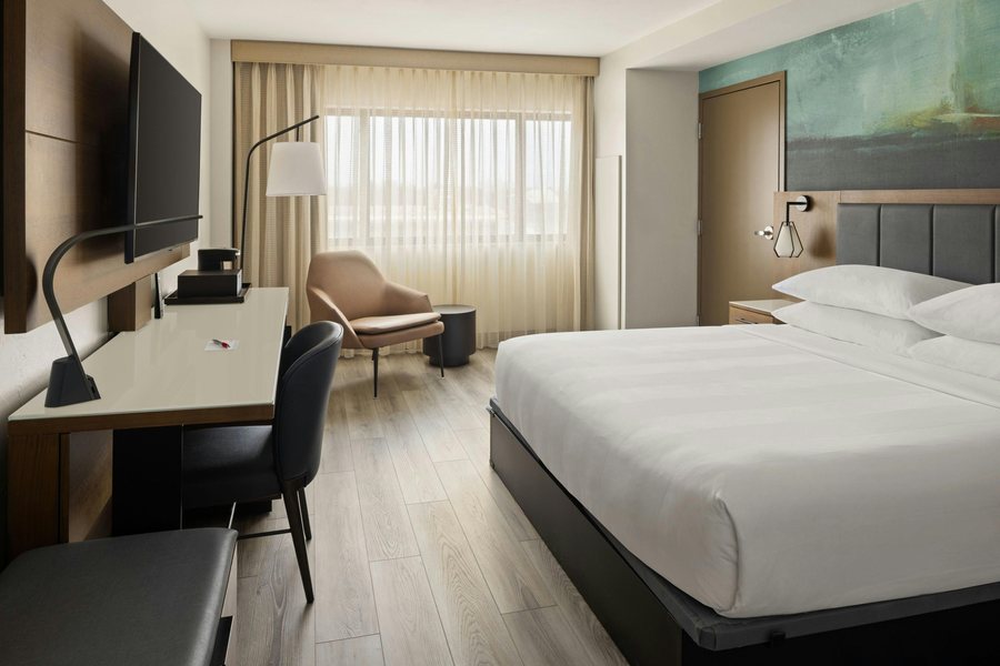 Oshkosh Marriott Waterfront Hotel Convention Center — Guest room