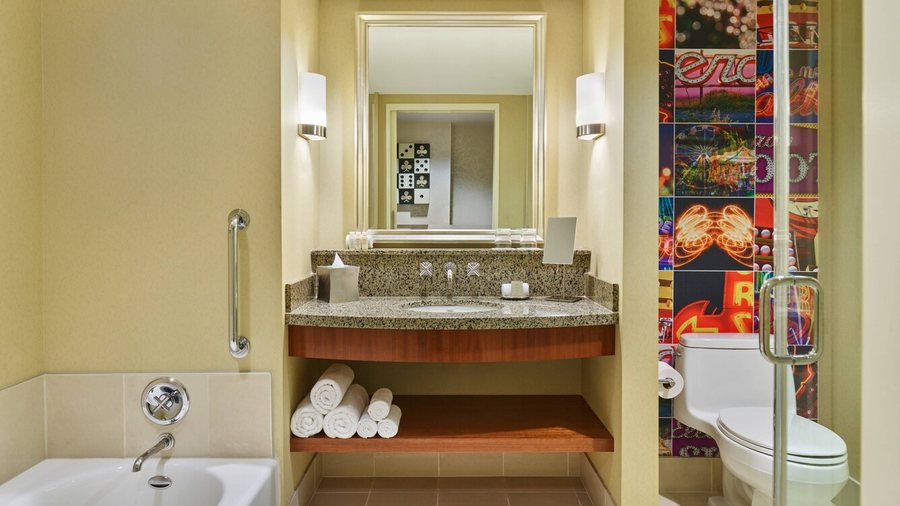 Otonomus Hotel Las Vegas Nevada — Bathroom