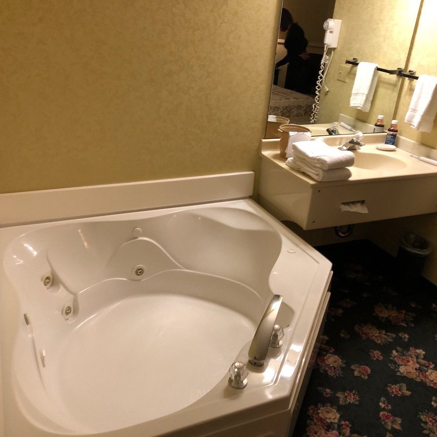 OurGuest Inn Suites — Bathroom