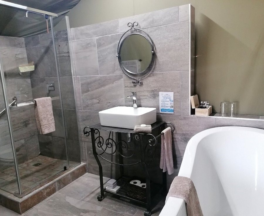 Outeniquabosch Lodge — Bathroom