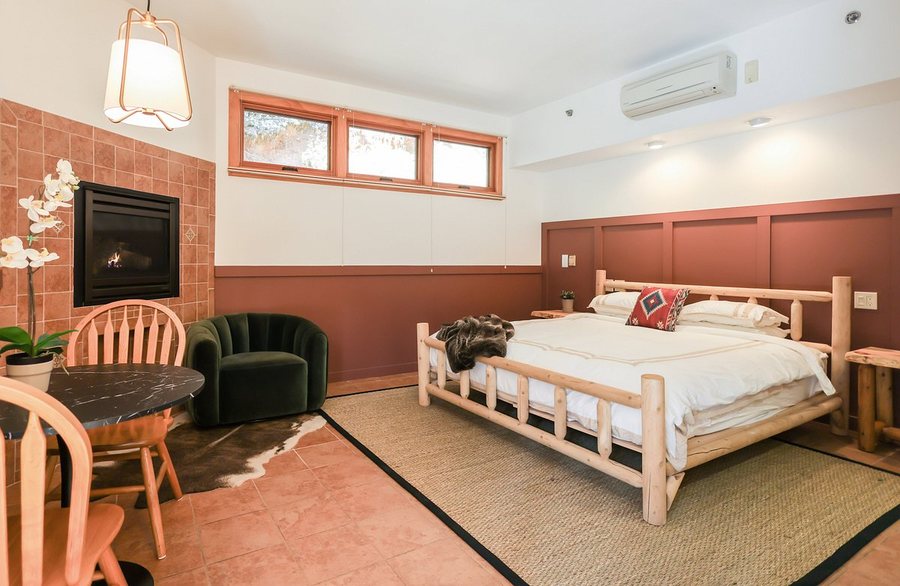 Outland Chalet Suites Great Smoky Mountains — Guest room