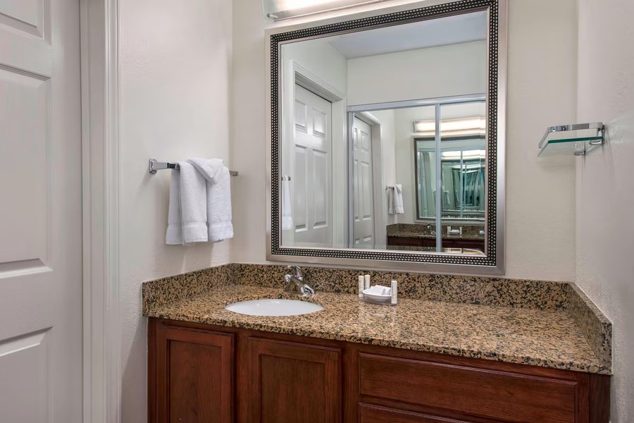 Outlook Inn Bed and Breakfast — Bathroom