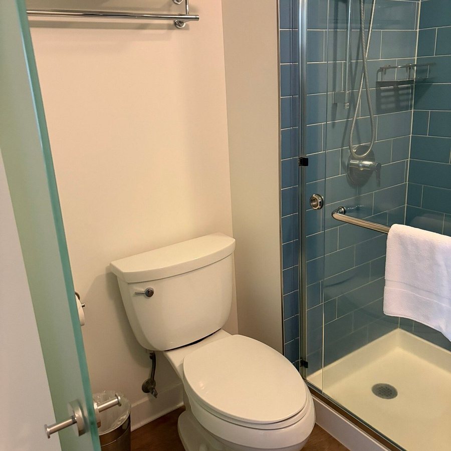 OUTRIGGER Reef Waikiki Beach Resort Honolulu Oahu Hawaii — Bathroom