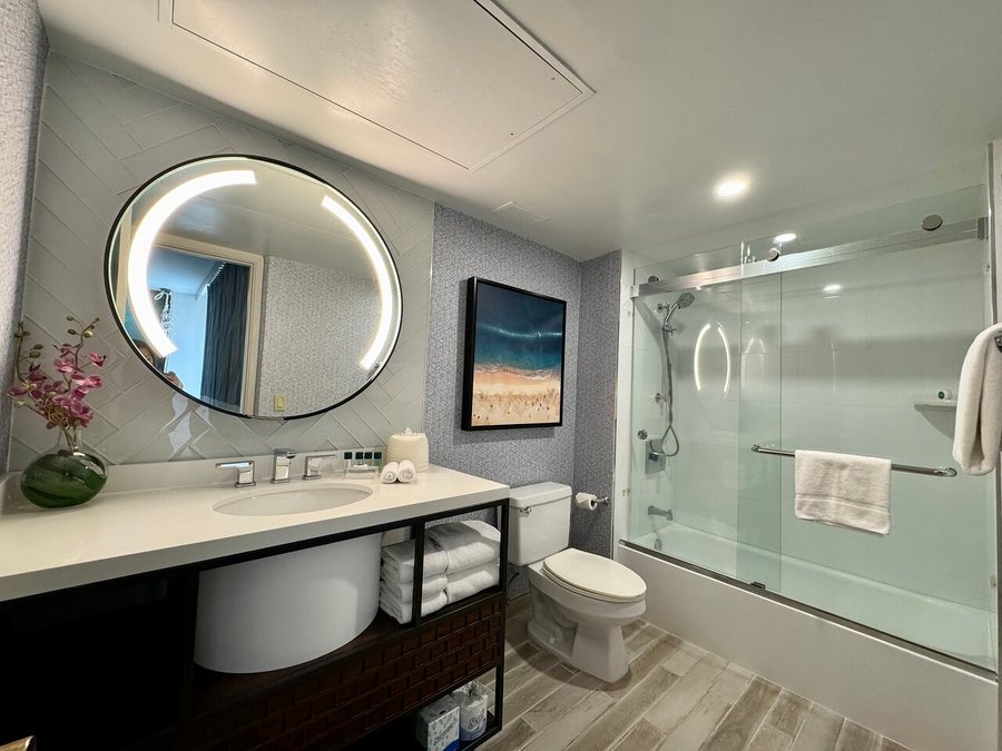 OUTRIGGER Waikiki Beachcomber Hotel Honolulu Oahu Hawaii — Bathroom
