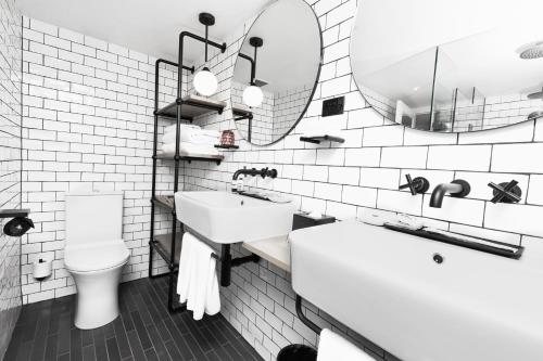 Ovolo Sydney Woolloomooloo — Bathroom