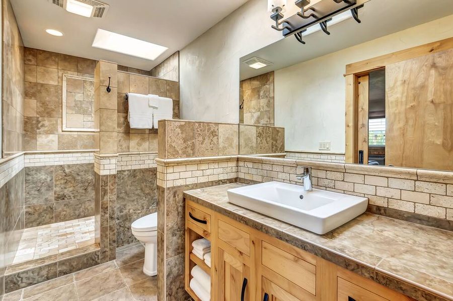 Oxford Hotel Bend — Bathroom