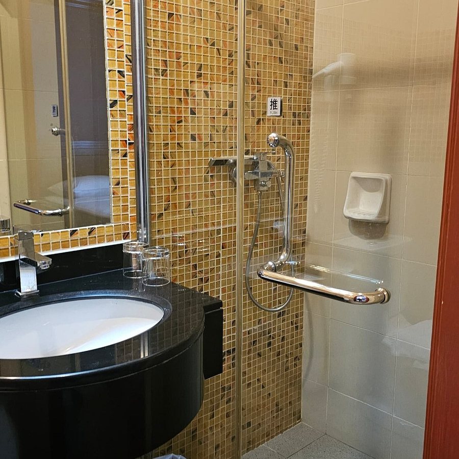 Oxford Hotel — Bathroom