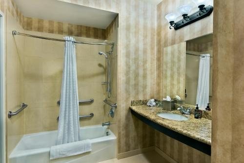 Oxford Suites Boise Boise Idaho — Bathroom