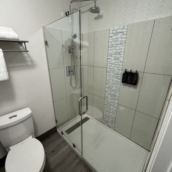 Oxford Suites Portland Jantzen Beach — Bathroom