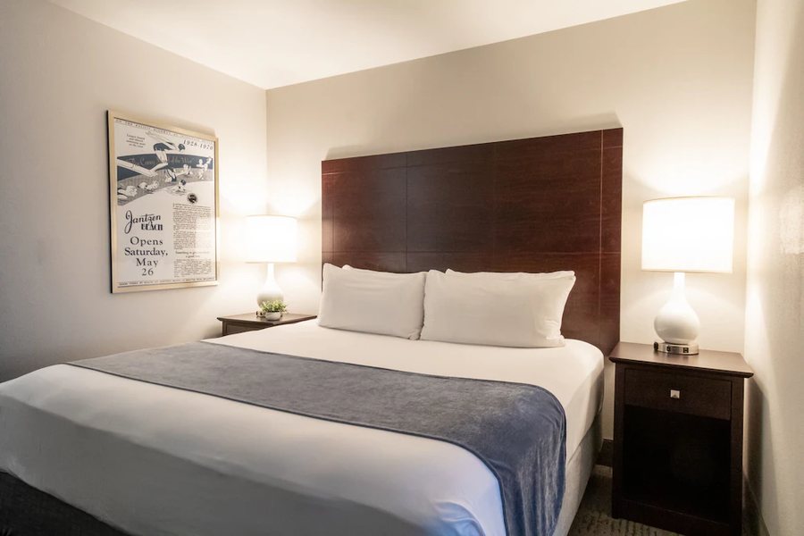 Oxford Suites Portland Jantzen Beach — Guest room