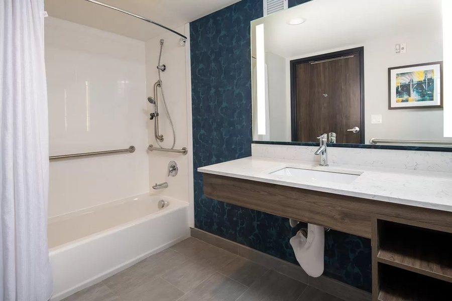 Oxford Suites Spokane Valley — Bathroom