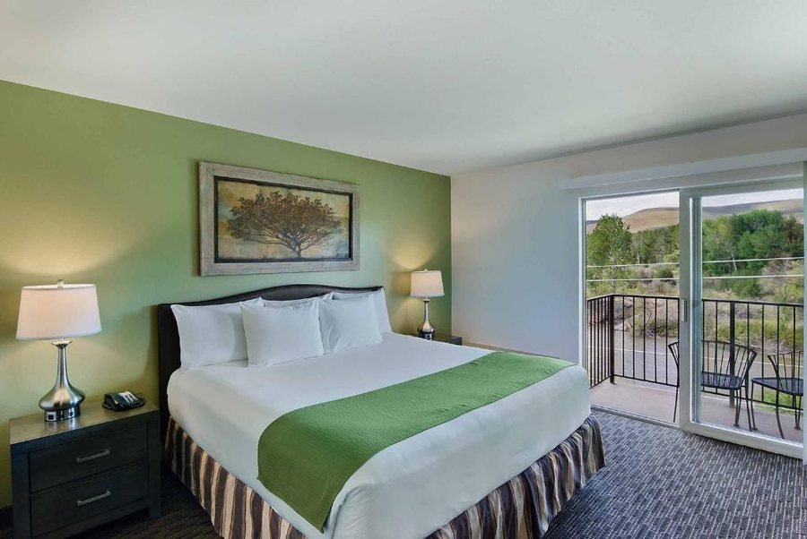 Oxford Suites Yakima — Guest room