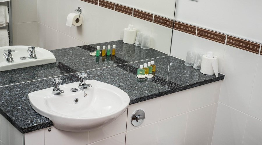 OYO Braeriach Hotel — Bathroom