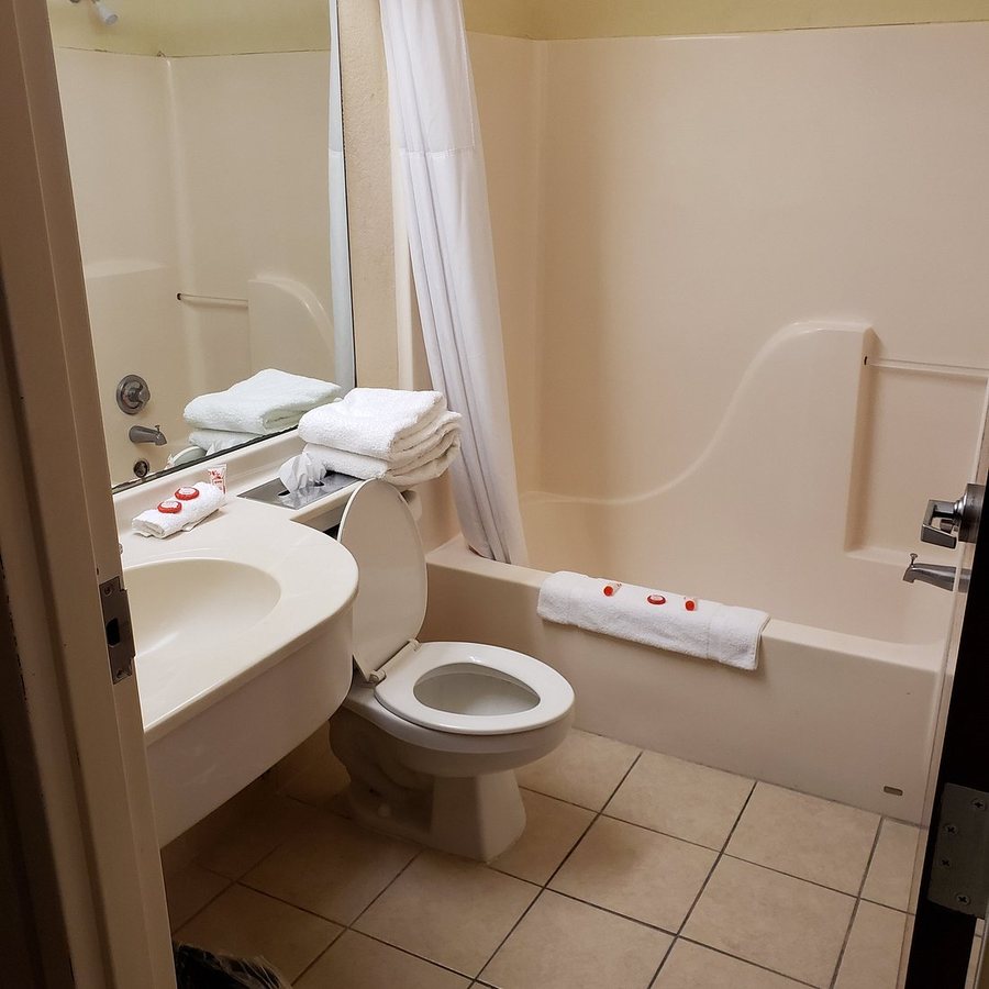 OYO Hotel Baton Rouge Mid City — Bathroom