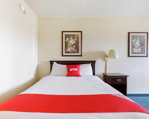 OYO Hotel Branson Victorian Palace — Guest room