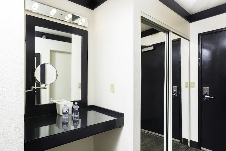 OYO Hotel Casino Las Vegas — Bathroom