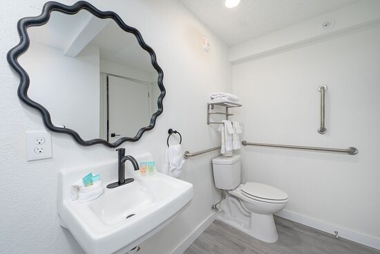 OYO Hotel Centralia — Bathroom